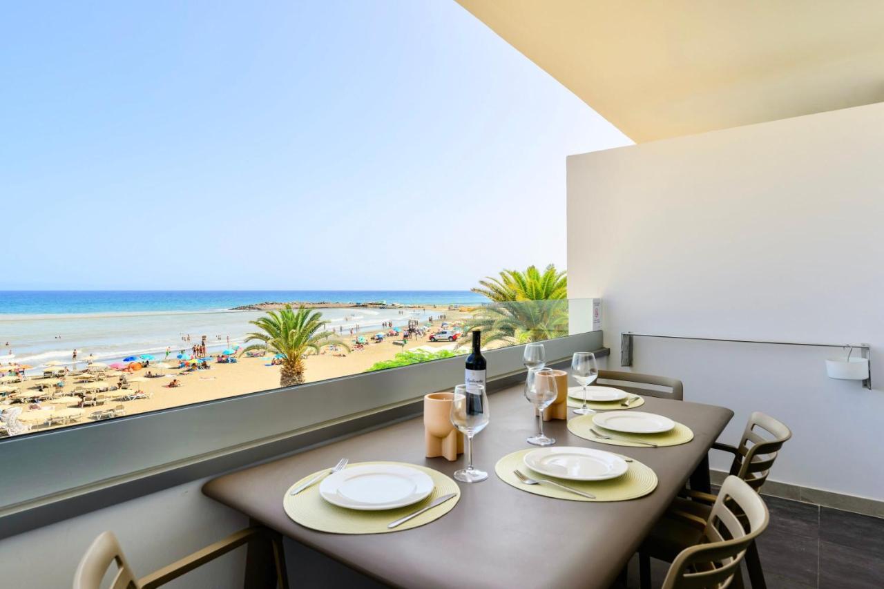 Charming 2 Bedroom Retreat With Beachfront Views San Bartolomé Kültér fotó